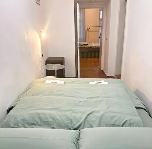 דירה 2-bedroom With Small Courtyard - Center