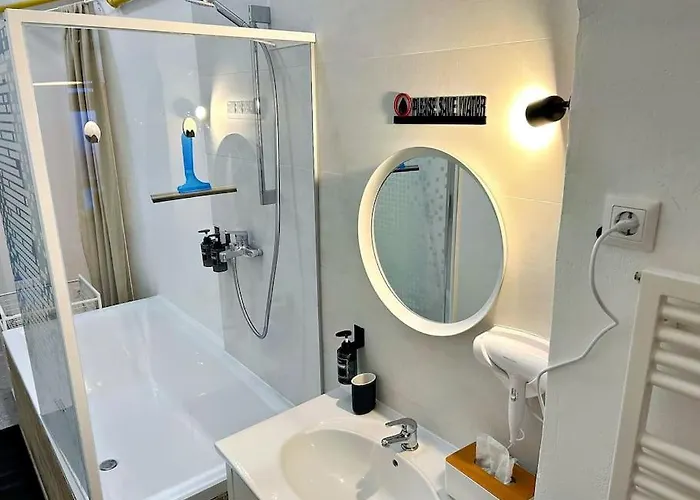 דירה 2-bedroom With Small Courtyard - Center *