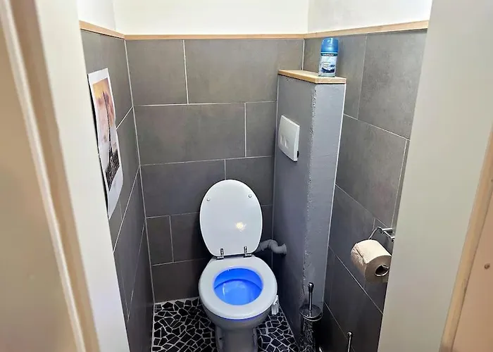 2-bedroom With Small Courtyard - Center דירה