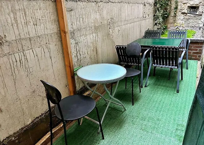 2-bedroom With Small Courtyard - Center דירה *