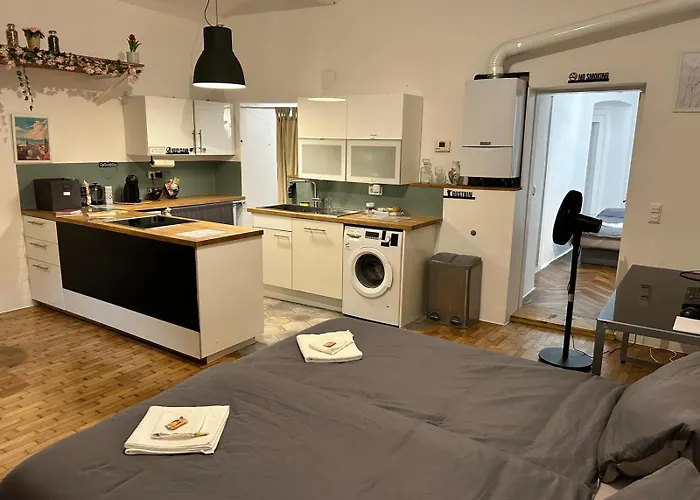 2-bedroom With Small Courtyard - Center *